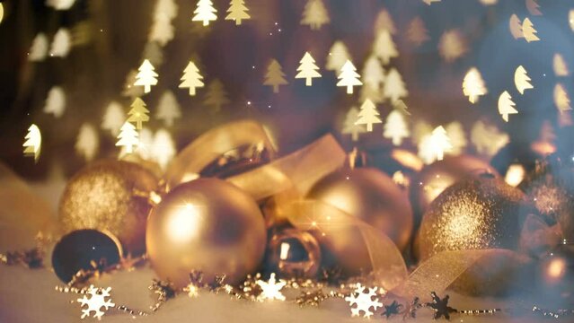 Weihnachtlicher Hintergrund mit Kugeln und Christbaum