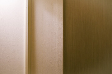 木製の細工を施した壁　扉のテクスチャー背景　建築・フレーム・段