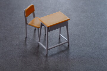 学校の机と椅子が表す、教育に関するさまざまな問題のイメージ