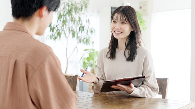 男性にインタビューをする女性
