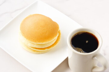 ふわふわの食感の美味しいパンケーキと、淹れたてのコーヒーで、コーヒーブレイク
