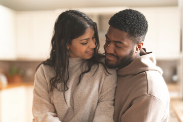 Obraz premium Couple Embracing Intimate Moment Inside Modern Home
