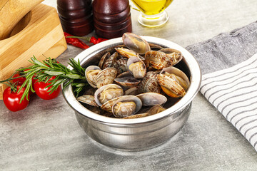 Raw vongole clams for cooking