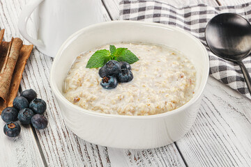 Oats porridge with blueberry