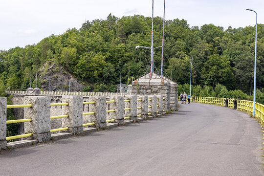 Zapora Pilchowice (niem. Bobertalsperre Mauer, Talsperre Mauer, także Mauertalsperre) &ndash; najwyższa zapora kamienna i łukowa oraz druga co do wysokości (po Solinie)[1] i druga co do czasu powstania (po 