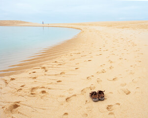 Huellas de pisadas en la arena de la Lagoa de San André en el Alentejo de Portugal