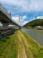 猪名川に架かる新猪名川大橋と五月山の風景