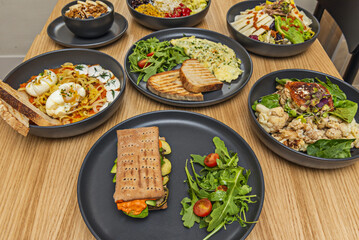  Don't forget to add condiments like mustard, mayonnaise, pesto, vinaigrettes, or other dressings to give your panini more flavor. 2