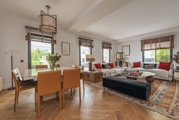  centerpieces with fresh flowers, candles, or decorative elements that give a special touch