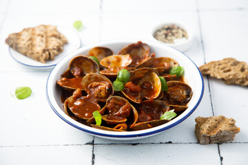 Clams with tomato sauce and basil