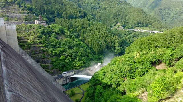 滝沢ダムの堤体から見た雷電廿六木橋