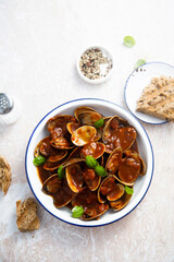 Clams with tomato sauce and basil