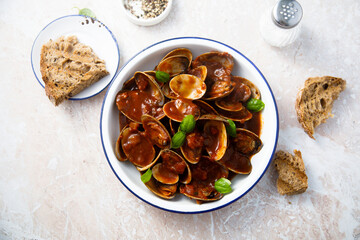 Clams with tomato sauce and basil