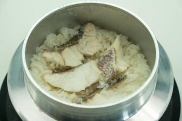 釜で炊いた鯛めし
