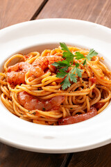 Spaghetti con salsa di deliziosi gamberi di mazara del vallo, pasta italiana, cibo mediterraneo 