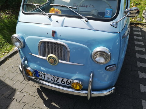 Fiat 600 Multipla der F&uuml;nfzigerjahre und Sechzigerjahre in Hellblau mit K&uuml;hlergrill am 29.06.2024 in Oerlinghausen bei Bielefeld am Hermannswweg im Teutoburger Wald in Ostwestfalen-Lippe