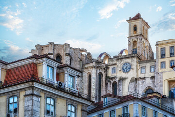 Obraz premium Carmo Convent apse and surrounding buildings, seen from Rossio Square, Lisbon.