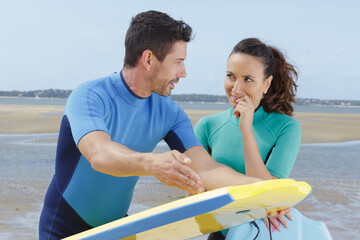 Obraz premium a fit couple before surfing