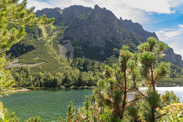 Krajobraz z malowniczym brzegiem górskiego jeziora w słowackich Tatrach © Ciupek