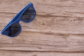 gafas sol azul fondo madera vacaciones verano