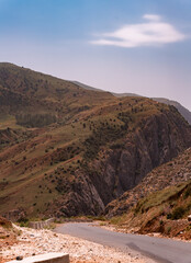 Fototapeta premium A mountain range with a road running through it