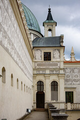 Położony na trakcie Przemyśl-Sanok, w pobliżu przeprawy przez San, zamek w Krasiczynie należy do najpiękniejszych pomników polskiego renesansu