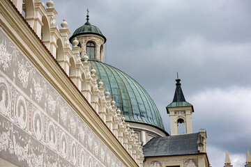 Położony na trakcie Przemyśl-Sanok, w pobliżu przeprawy przez San, zamek w Krasiczynie należy do najpiękniejszych pomników polskiego renesansu © Jarekfoto