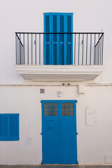 Mediterranes wei&szlig;es Haus mit blauen T&uuml;ren und Fensterl&auml;den
