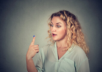 Obraz premium Shocked young woman looking at her index finger