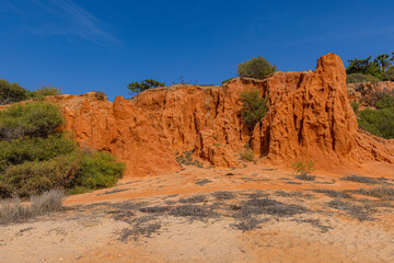 Rote Sandstein-Felswände an der Praia da Falesia in Quarteira, Algarve, Portugal