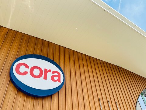 Enseigne d'un supermarch&eacute; Cora