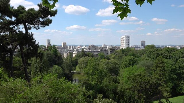 Vue en hauteur sur un parc et paysage urbain &agrave; Paris