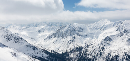 Obraz premium Winter mountain landscape in the Polish Tatra Mountains. View of the snow-capped peaks.