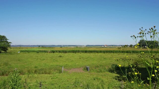 Ostsee Hinterland mit Naturschutzgebiet und Binnensee