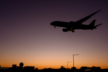 夕空と飛行機　福岡空港