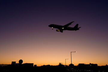 夕空と飛行機　福岡空港
