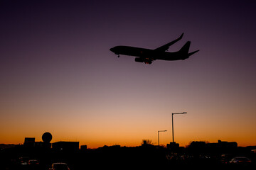 夕空と飛行機　福岡空港