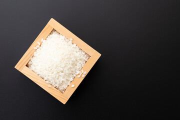 黒背景に白米