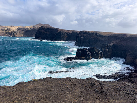 Felsen und Klippen auf Fuerteventura im Sommer