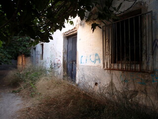 Pueblo de Gójar, en Granada. Andalucía, España. Casa cortijo abandonada. Luz romántica.