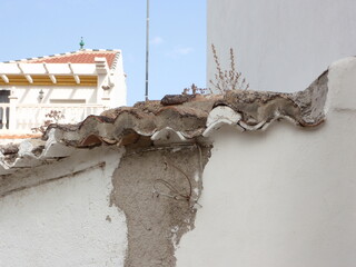 Pueblo de Gójar, en Granada. Andalucía, España. Detalle de tejado de casa antigua, con teja...