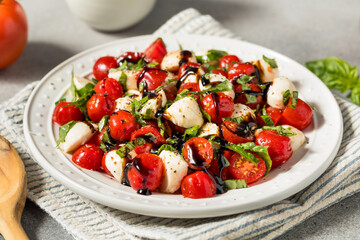Healthy Tomato Basil Caprese Salad