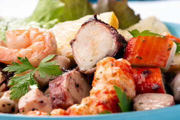Insalata di frutti di mare misti, cibo italiano, gastronomia mediterranea 