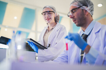 Obraz premium scientist doctors wear lab coat. Chemicals serums and antibiotics are being tested for treatment of people and animals. and make dietary supplements. product testing room clean in a modern laboratory.