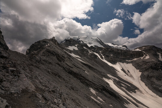 A group of mountaineers climbs to the Ortler