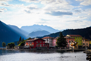 Naklejka premium Torbole, Garda, Jezioro Garda ,Włochy, Góry, Wypoczynek, Widok, Krajobraz, Relaks, Trydent, 