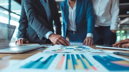 Fototapeta premium Persone discutono affari di lavoro analizzando tabulati con grafici 