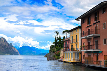 Malcesine nad Jeziorem Gard,a widok na jezioro i góry.