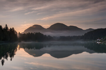 Obraz premium Witness the magic of a new day at Lake Geroldsee in Germany. 