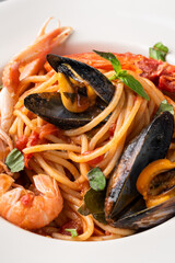 Spaghetti con salsa ai frutti di mare misti, pasta italiana, gastronomia mediterranea 